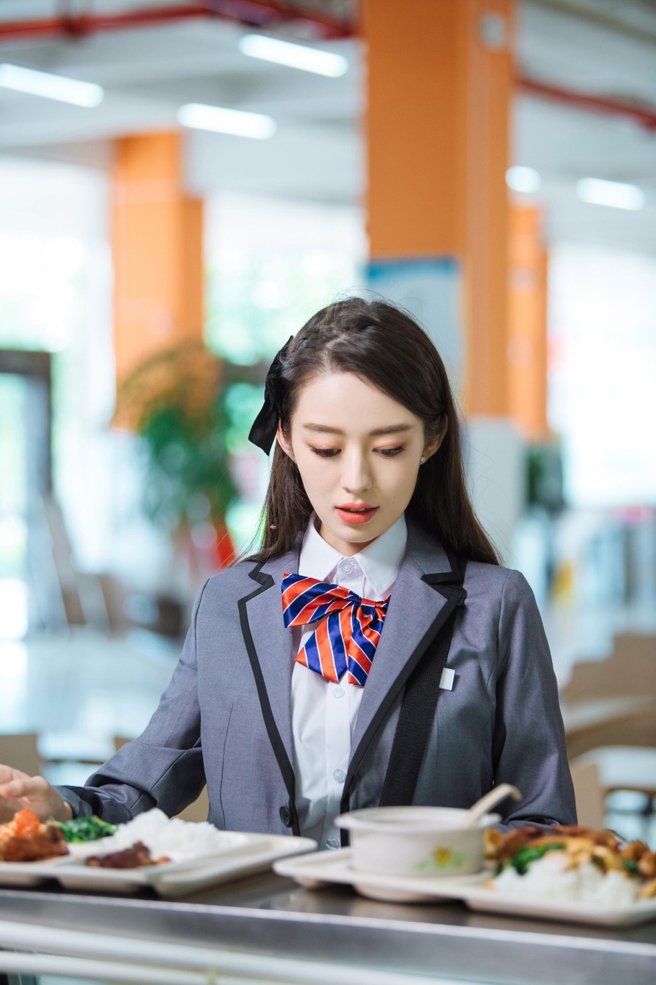 吉娜穿学生服似校花,看郎朗眼神充满爱意,这种清纯装不出来