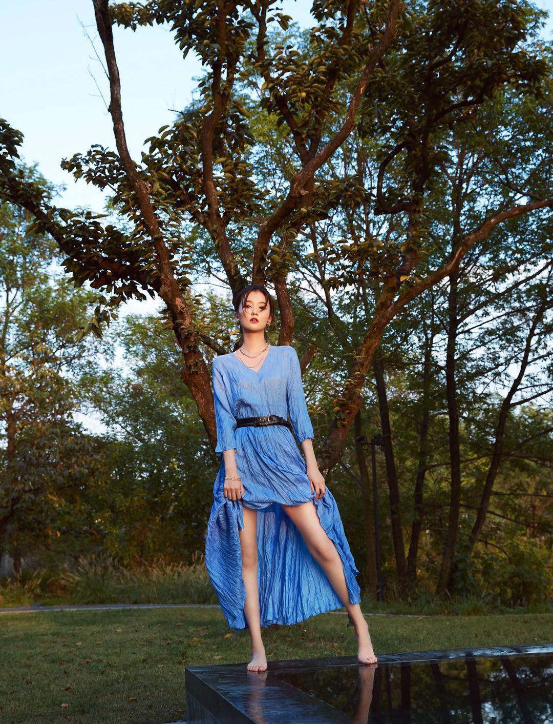 乔欣穿蓝色连衣裙美炸了,秋天我也学她穿,隔着屏幕都感觉高级