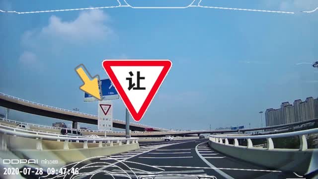 遇到减速让行的交通标志标线