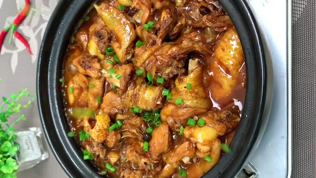 砂锅鸡的做法,鲜嫩味美咸香入味,一边煮一边吃既解馋又过瘾