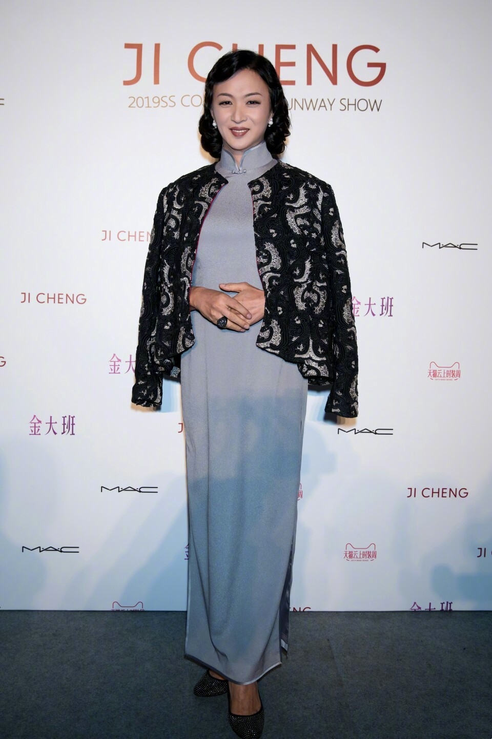 裙子的颜色大气而舒适,很适合金星的独特又端庄的气质,刺绣的设计精致