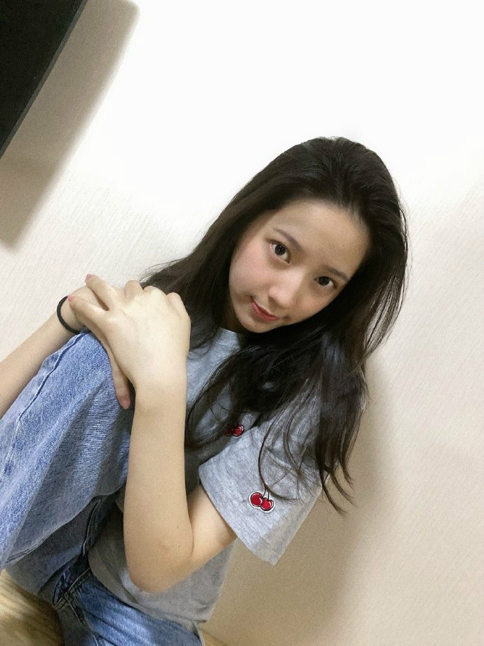 欧阳娜娜妹妹晒自拍,简约风穿搭学的姐姐,才16岁长腿却不输娜比
