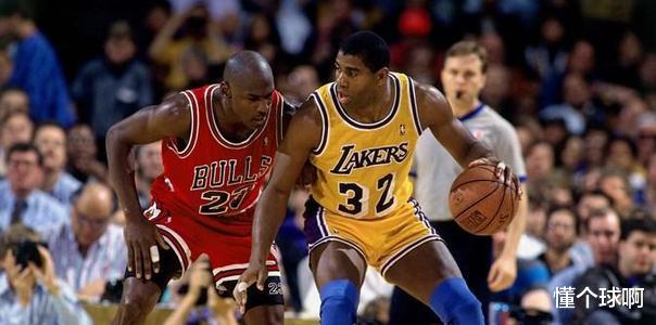 NBA十大绝技之不看人传球:传球就服“魔术师”约翰逊,既骚且妖_新浪新闻