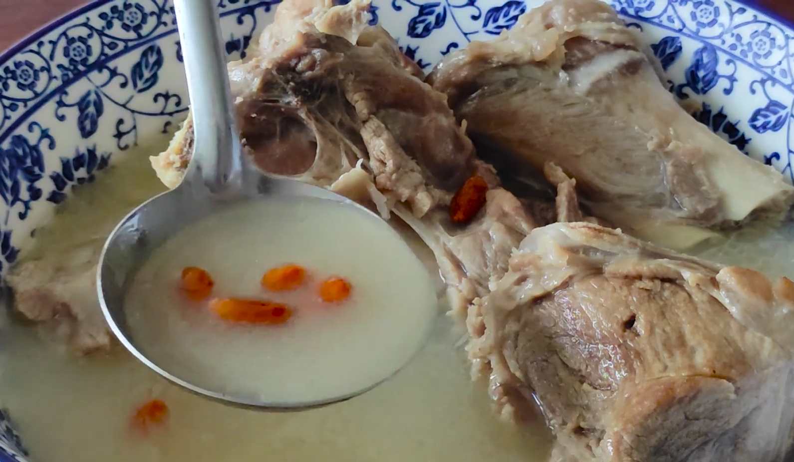 炖大骨头汤10人8错教你饭店不外传的秘诀汤汁浓白好喝补钙