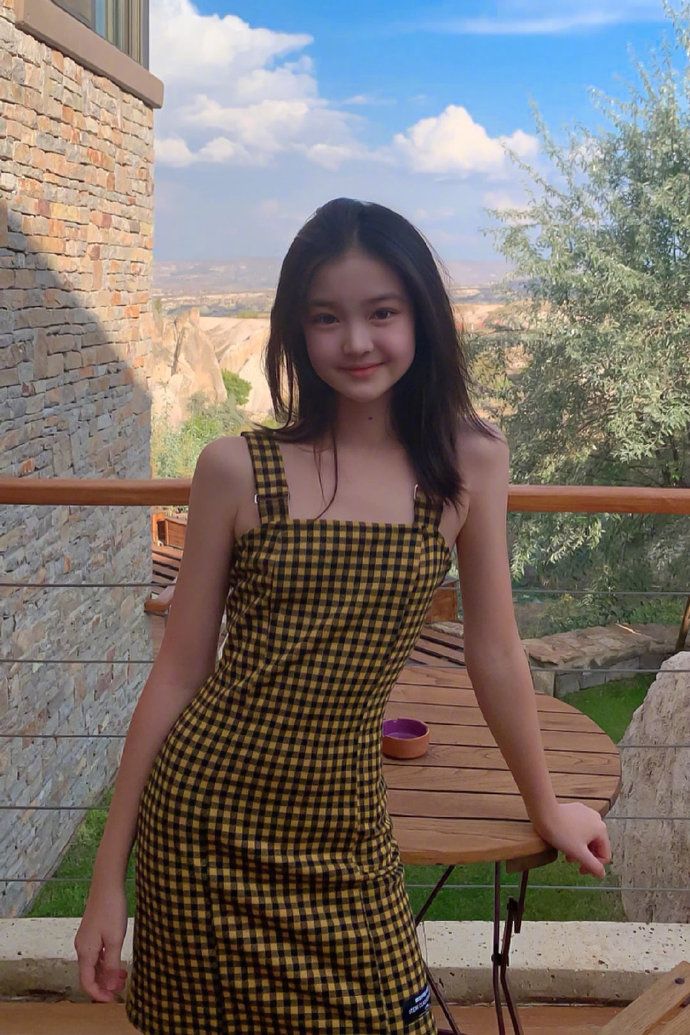 15岁北京女孩走红网络穿衣时髦一张混血脸五官大气太甜美