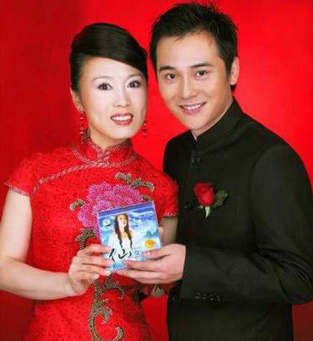 她有着"黄梅戏皇后"的称号,后嫁小15岁老公,至今膝下无子!