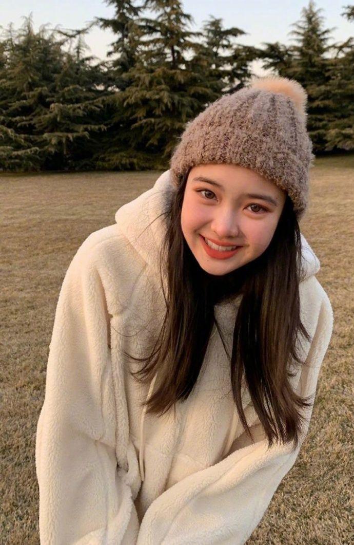 15岁北京女孩走红网络穿衣时髦一张混血脸五官大气太甜美