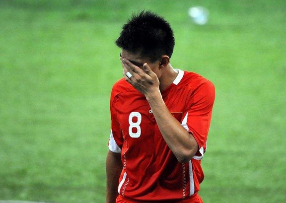 更要命的是苑维玮和冯潇霆这两名后卫球员又因累计2张黄牌被停赛,这样