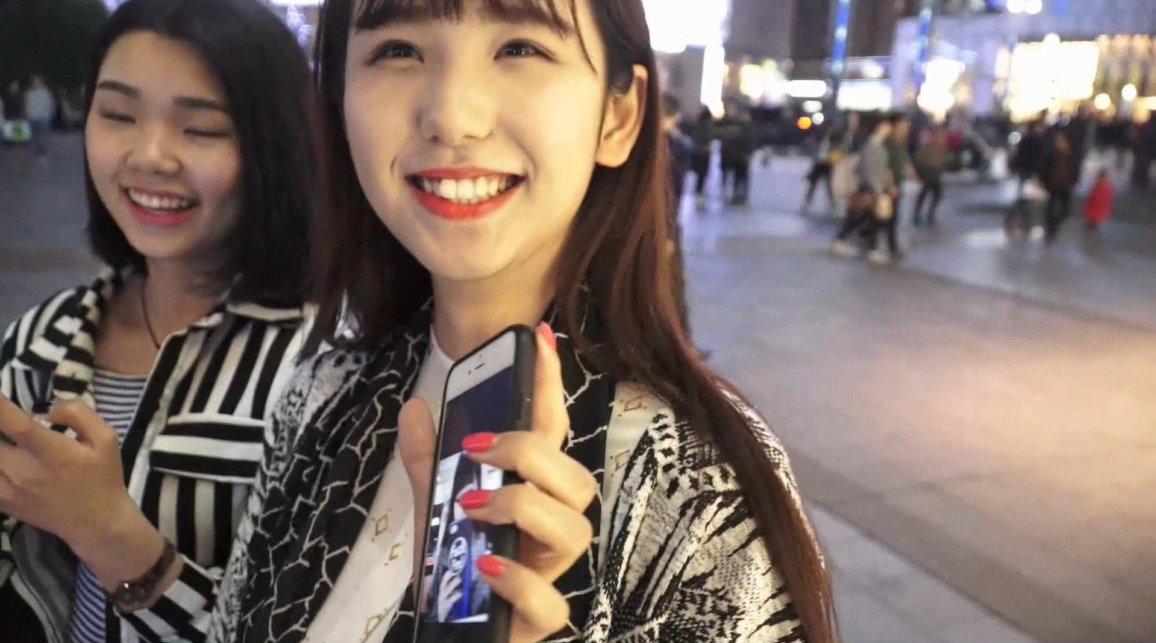 靓女们纷纷拿出手机先偷偷看下