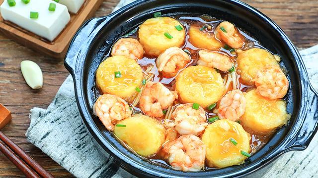 嫩滑的豆腐和鲜美的虾仁做一锅鲜虾豆腐煲营养美味香气扑鼻