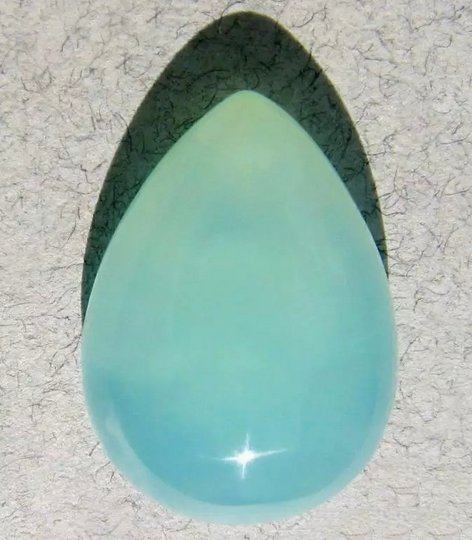 图为装着银河系的"普莱修斯欧泊",其泊色泽明亮,能呈现出丰富的变色