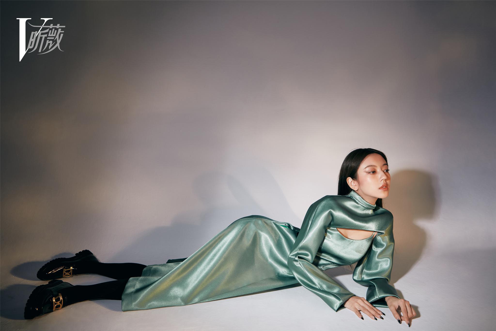 欢娱影视演员何瑞贤昕薇八月刊大片今日发布