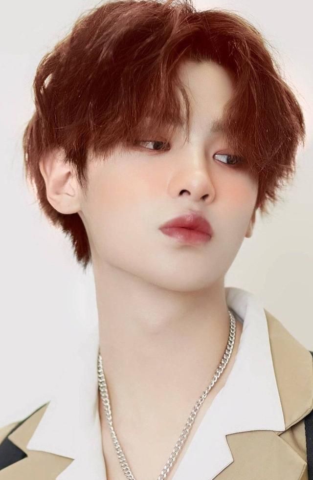 黄明昊最近脱粉严重,褪去偶练光环,学王一博转战主持增加曝光度