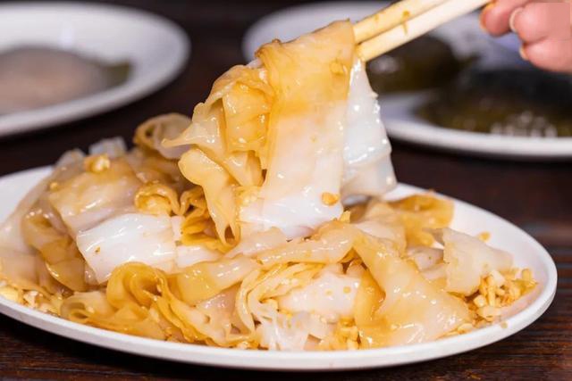 信宜传统名小吃捞粉粉嫩爽滑配上稀白粥让人回味无穷