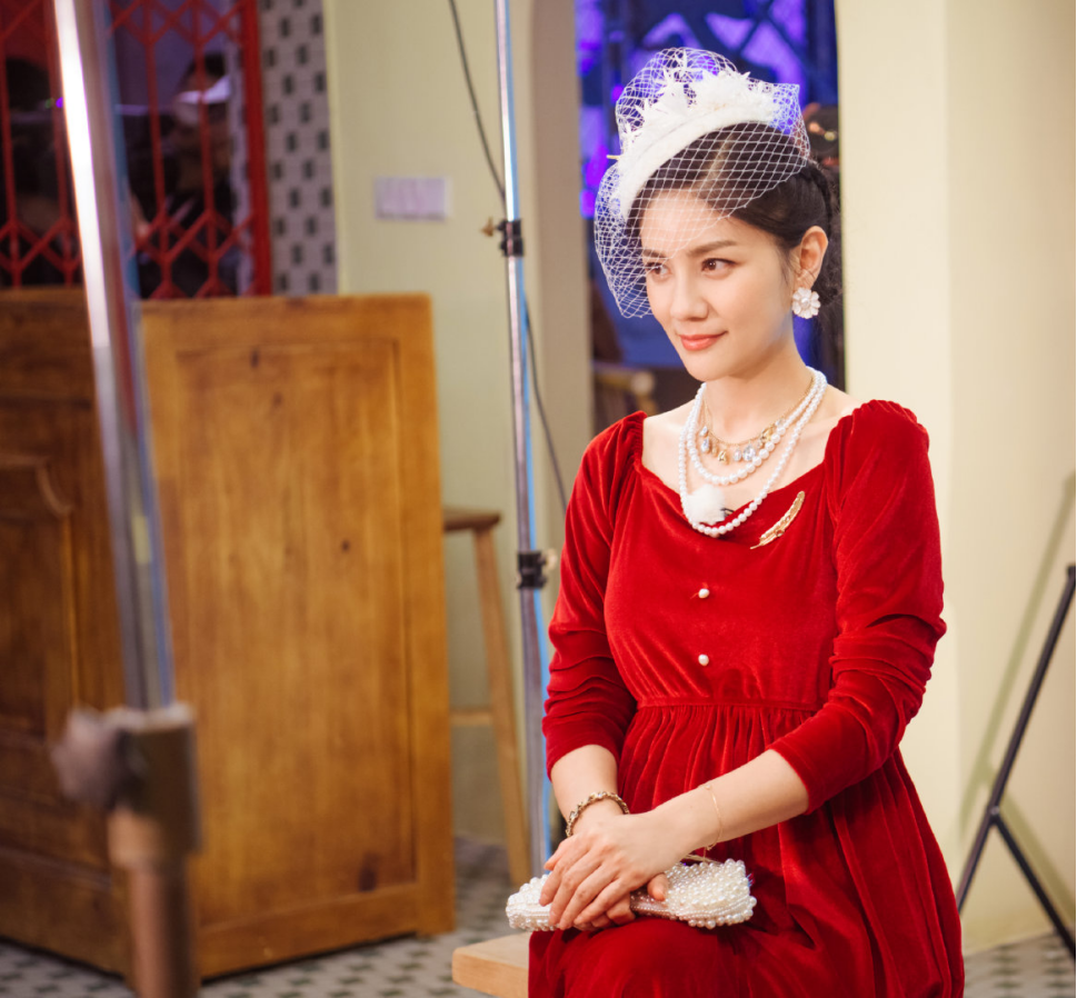 胡可打扮没苍老"妈感",一袭红色丝绒裙优雅贵气,真有"钱范"