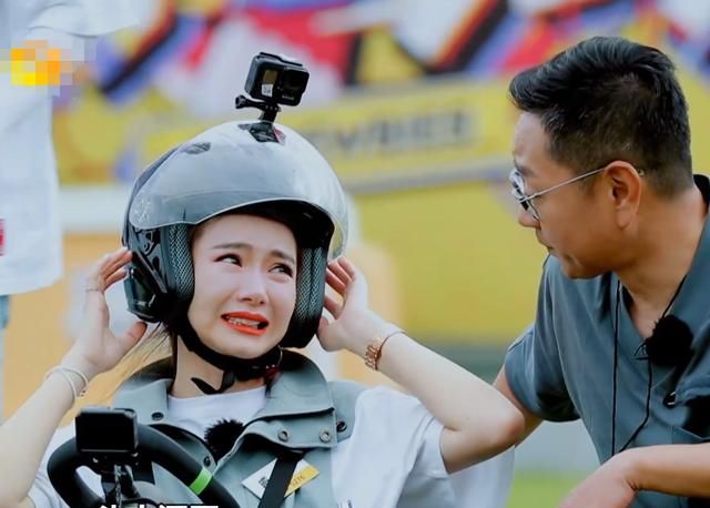 戚薇开卡丁车变萌妹一脚油门直奔溜溜哥仰头直冲的样子太搞笑