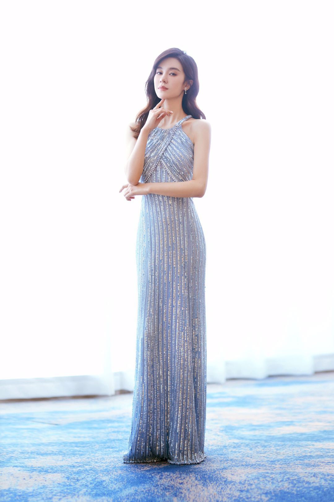 郁可唯穿蓝色调礼服美爆了,请继续保持盛世美颜的状态哟