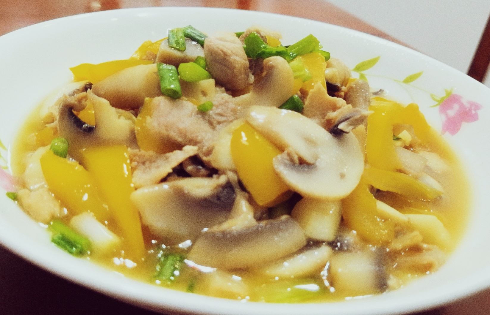 白蘑菇这样炒,好吃到爆,吃完小孩哭着还要的2种家常炒法