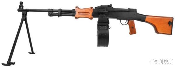 伊拉克武装人员展示改装成果,RPD机枪魔改M249,能以假乱真|机枪|武装人员|伊拉克_新浪新闻