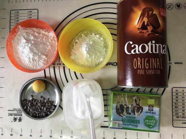 食盐1克,可可粉7克,耐高温的巧克力豆适量【菜名】:可可玛格丽特而