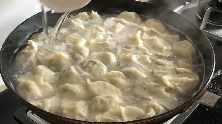 煮饺子水开下锅就大错特错了这样煮才正确饺子鲜味足不破皮