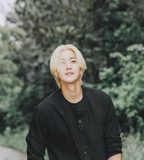 有种沉冤昭雪叫金贤重雪藏5年再复出染金色长发一如当年