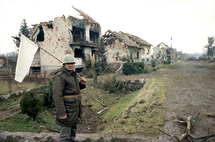 军事警戒下的南斯拉夫希望我们牢记历史,牢记战争的伤痛!