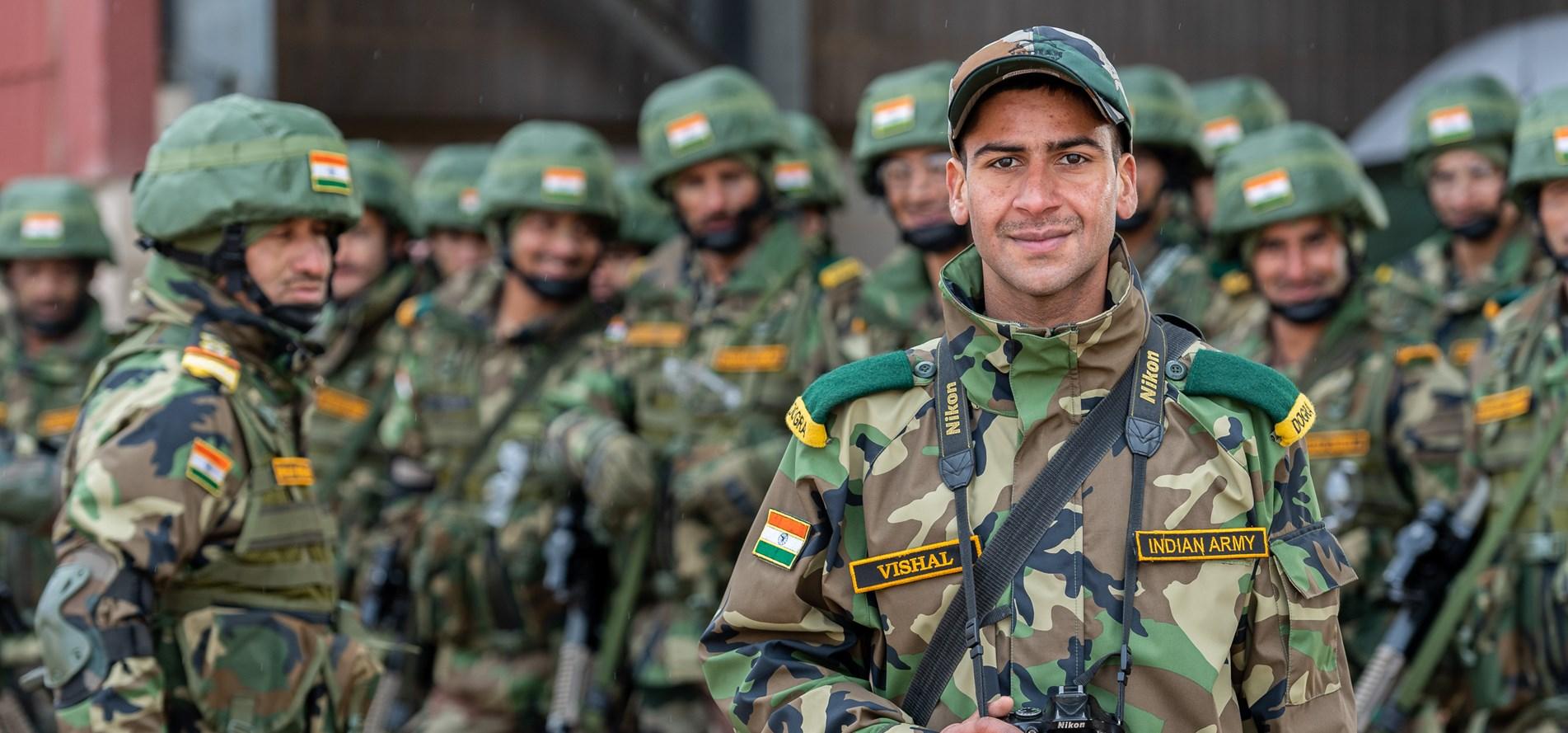 出兵克什米尔是烟雾弹?印军精锐向东调转枪口,巴铁:差点被瞒过