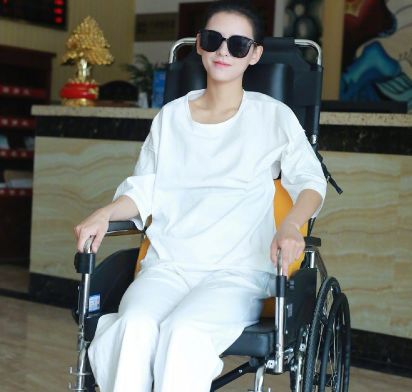 29岁张予曦坐轮椅现身,体型瘦到吓人