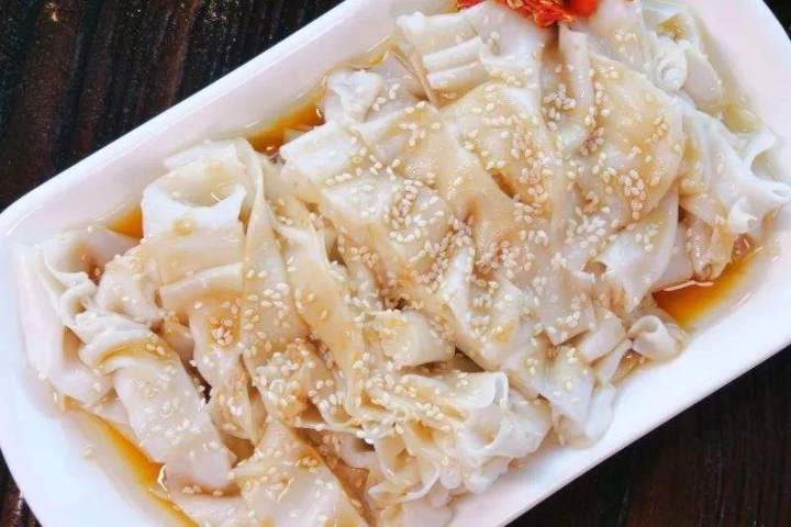 信宜传统名小吃捞粉粉嫩爽滑配上稀白粥让人回味无穷