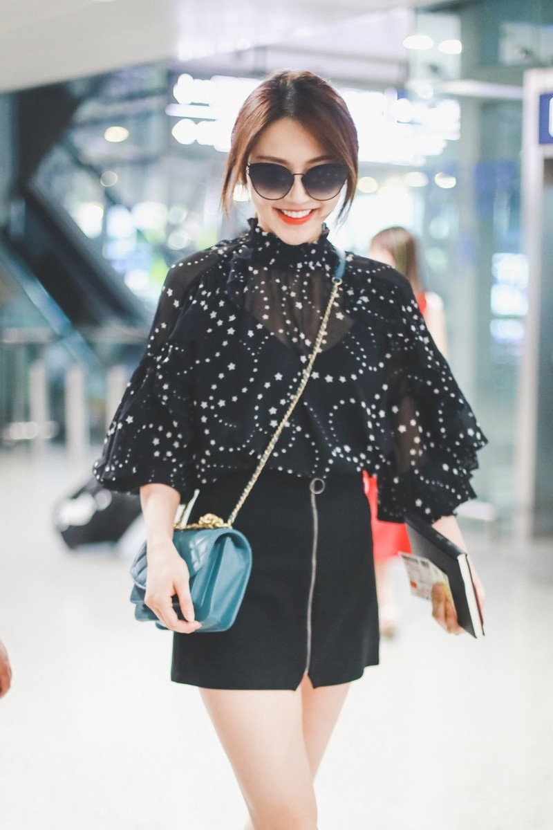 黄梦莹成熟女人味好抢眼,星星荷叶边透视衬衫甜美可人,逆转气场