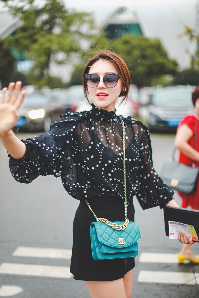 黄梦莹成熟女人味好抢眼,星星荷叶边透视衬衫甜美可人,逆转气场