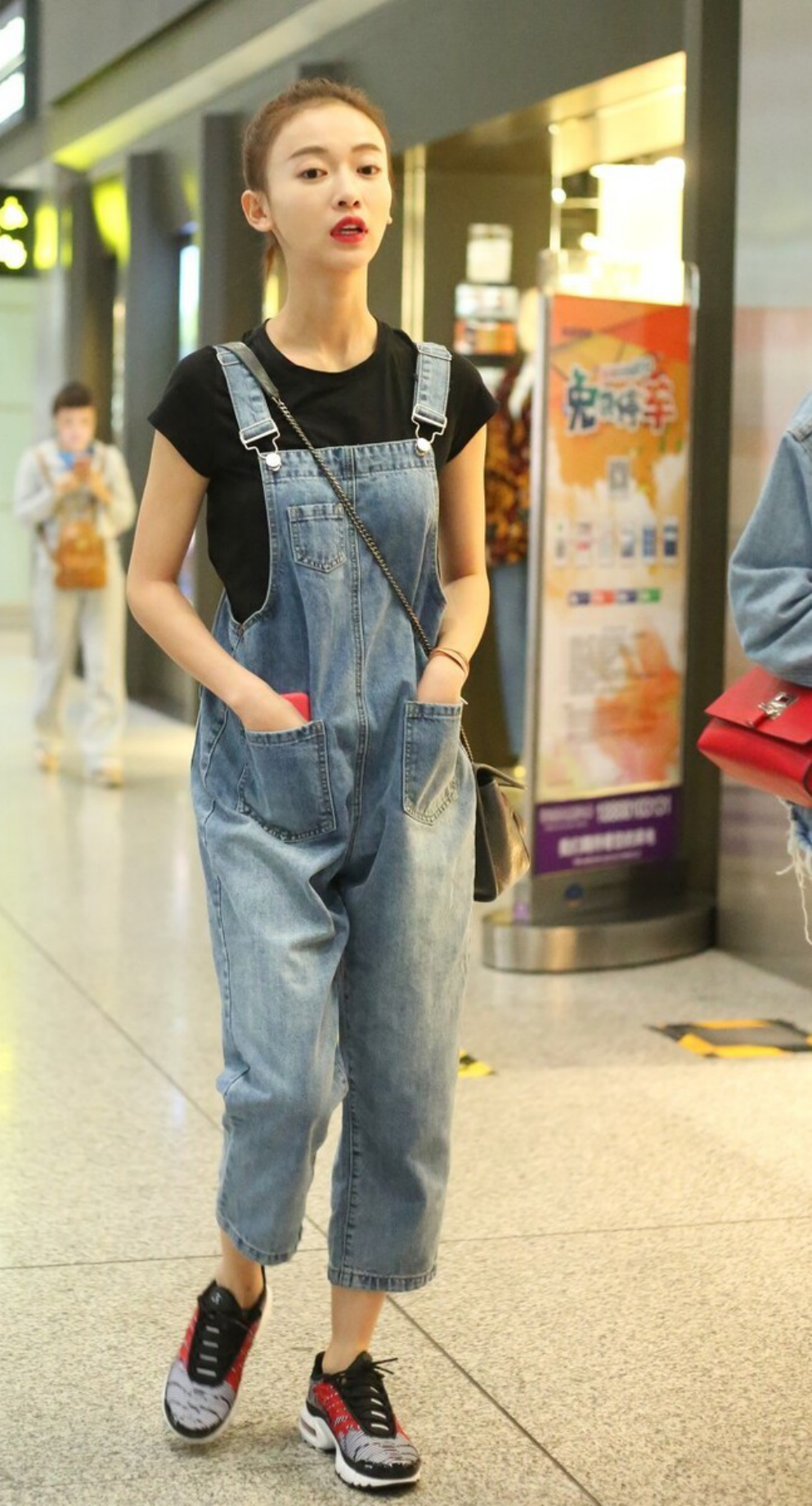 吴谨言化身氧气少女穿牛仔背带裤娇俏甜美还像小孩子似的