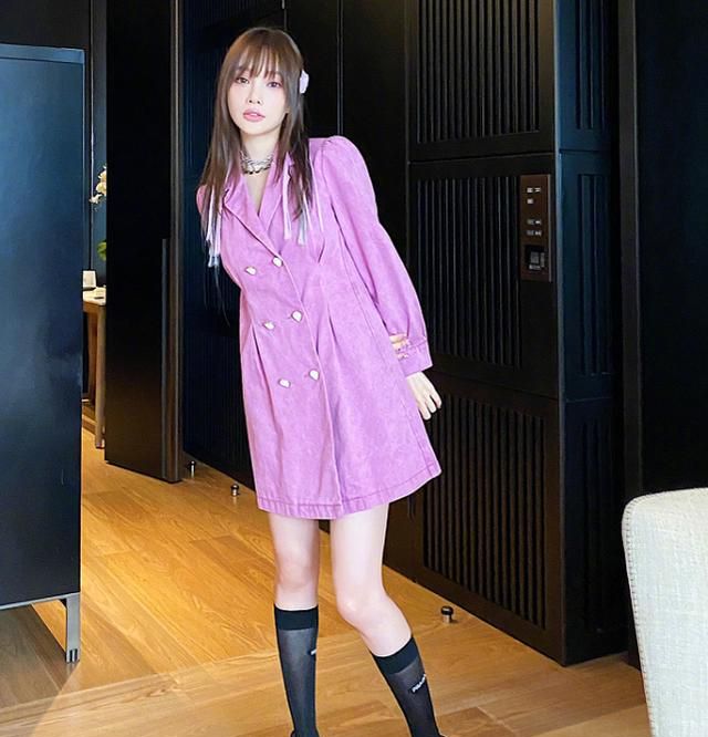 同时这种"香芋紫"服装还都是很强的稚嫩感,只不过李小璐这身"香芋紫"