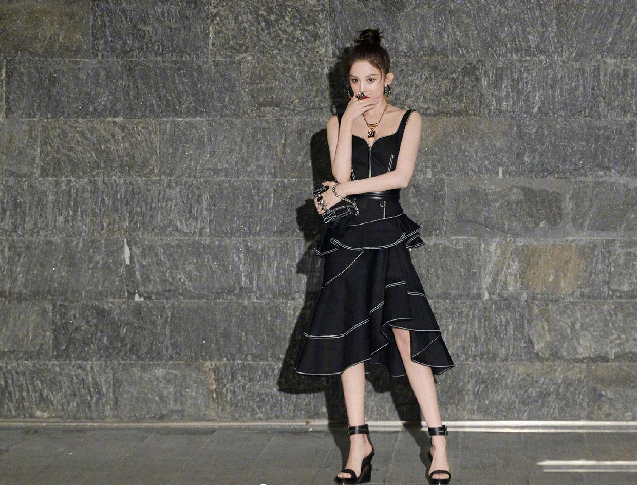 胡可穿出了40多岁女人羡慕的打扮,娃娃装牛仔裙超显嫩,太甜了