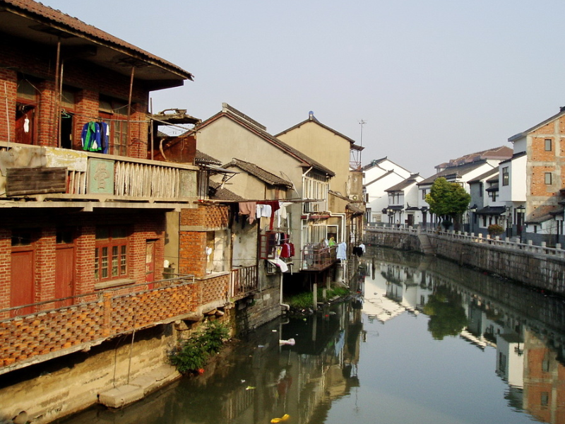 石拱桥便是江南水乡的一颗明珠,现存的有三座:大通桥,丰德桥和来龙桥