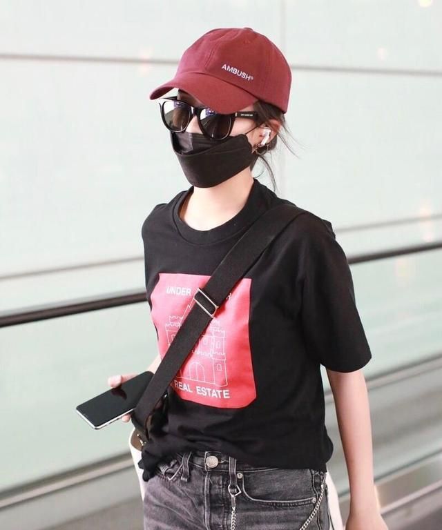 李庚希现身机场,穿t恤配牛仔裤搭帆布鞋,尽显青春活力