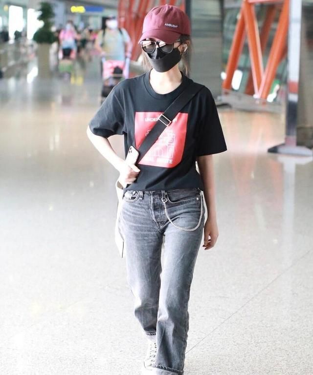 李庚希现身机场,穿t恤配牛仔裤搭帆布鞋,尽显青春活力