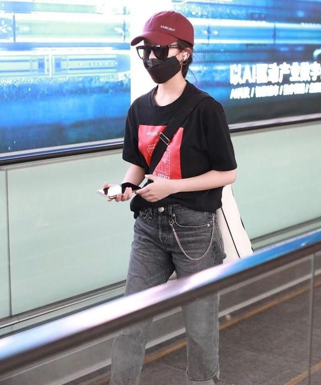 李庚希现身机场,穿t恤配牛仔裤搭帆布鞋,尽显青春活力