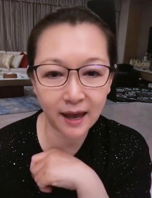 马丽娟罕见现身直播间,赵本山细腻情话惹人羡,女儿乖巧知书达理