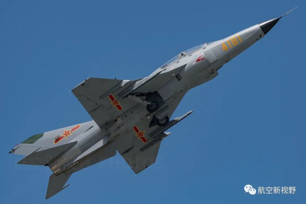 歼教-9飞机第二个改变是使用新设计的双三角机翼,这一机型与空军歼-7e