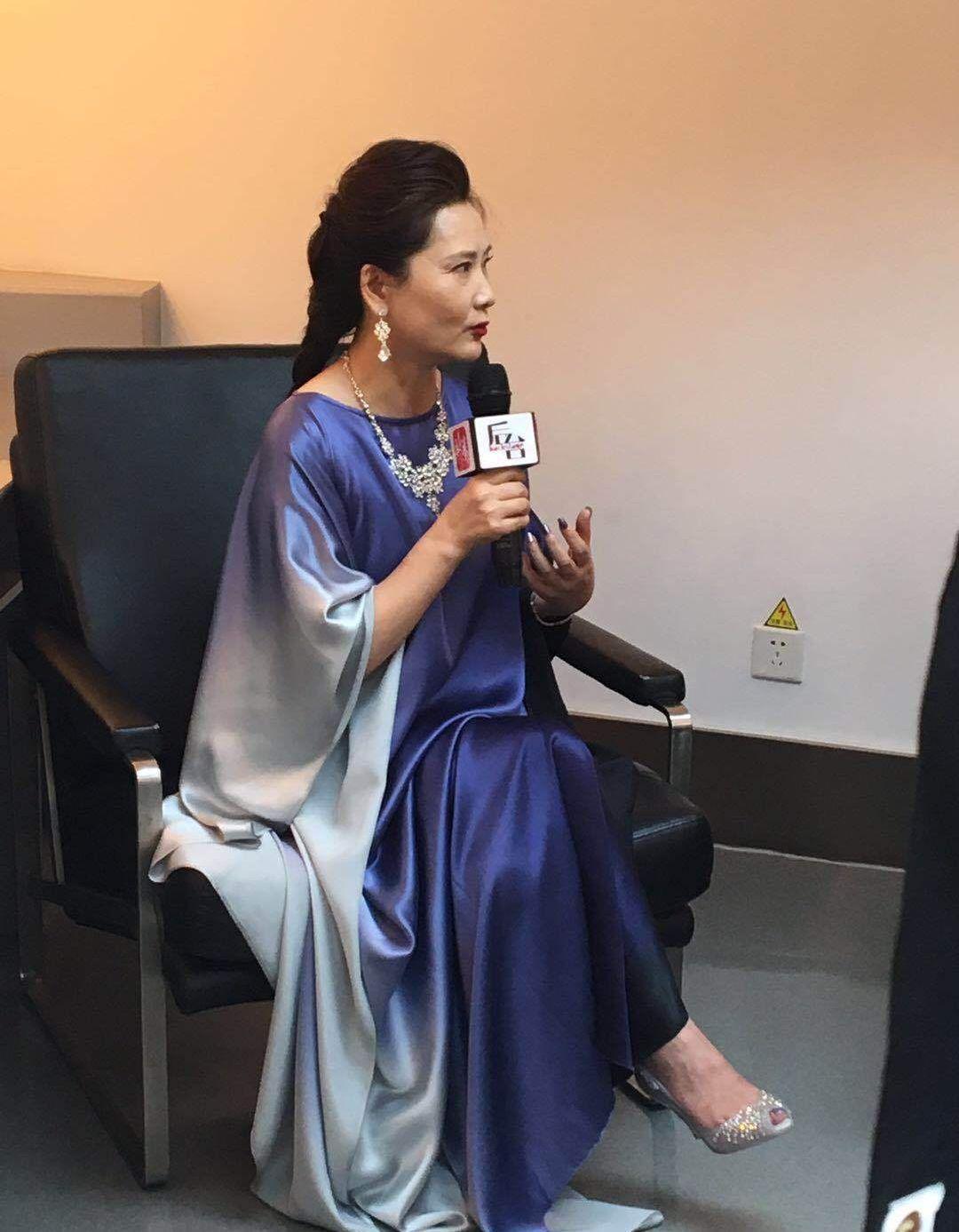 何赛飞越老打扮越得体,鱼骨辫配长袍传统矜持,但高贵气质藏不住