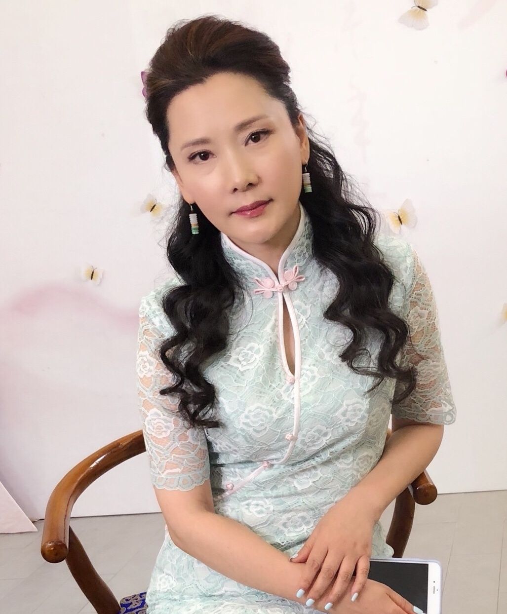 何赛飞越老打扮越得体鱼骨辫配长袍传统矜持但高贵气质藏不住