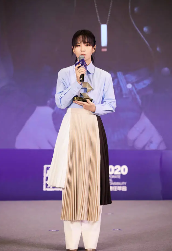 周笔畅罕见穿裙装宝石蓝半身裙配银镯鞋高级感满满