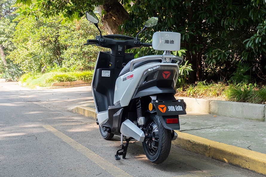 雅迪冠能t5电动摩托车评测:ttfar 7级增程系统 高性能骑行体验