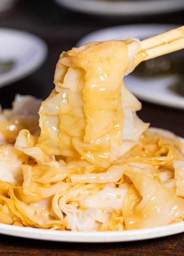 信宜传统名小吃捞粉粉嫩爽滑配上稀白粥让人回味无穷