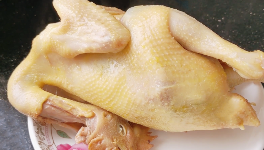 盐水鸡好吃自己做,只要简单2步就出锅,咸香肉嫩,吃得满嘴留香