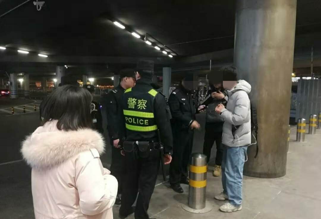 机场VIP停车场门口,有直播人员被到场的民警制止。新京报记者 吴采倩摄