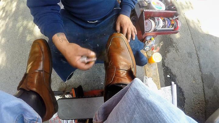 老外擦皮鞋,这个是真专业!