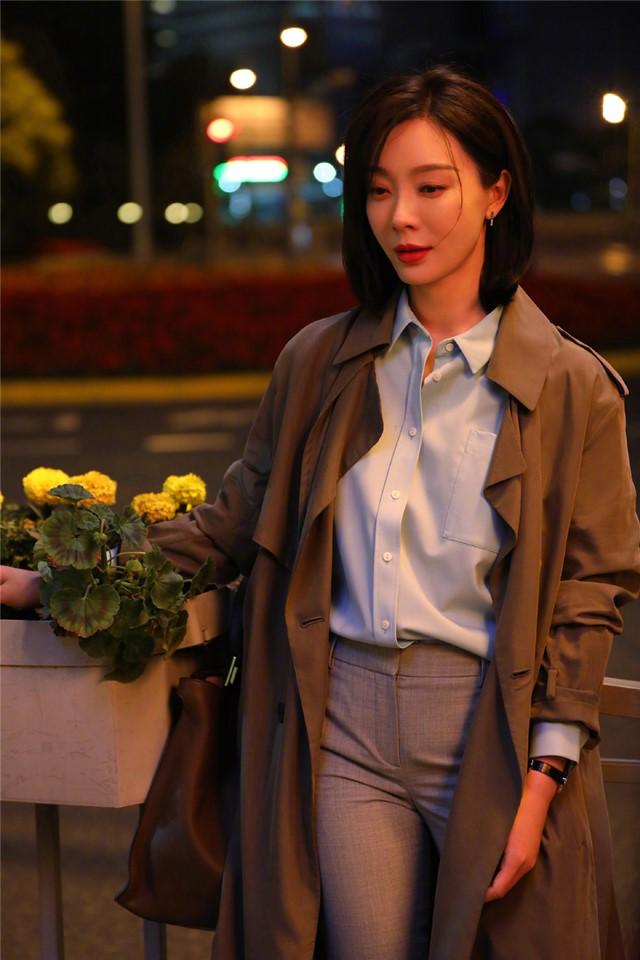 女人40岁尽量少穿t恤牛仔裤不得体学陈数这么穿真耐看